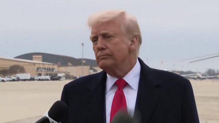 Le dan microfonazo a Trump en plena rueda de prensa, así fue su reacción