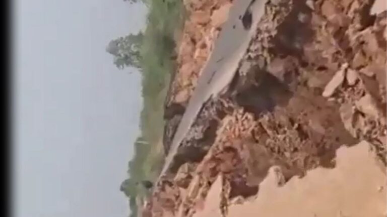 ¡Enorme grieta! se abre tras terremoto de magnitud 7,7