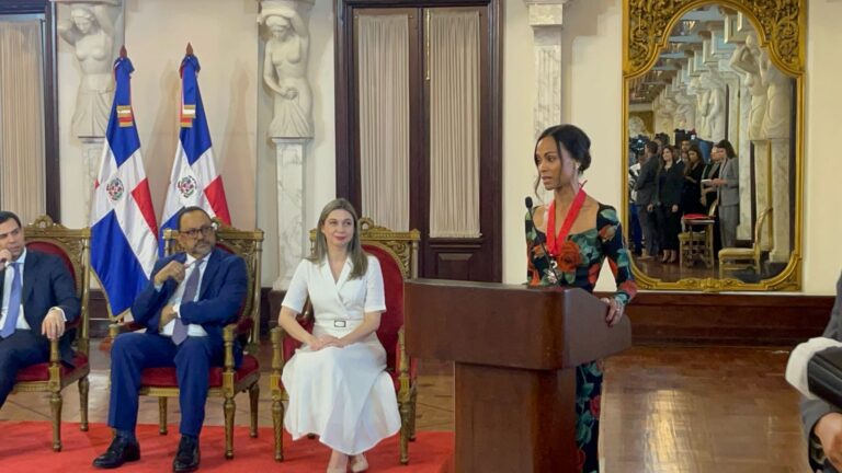 Zoe Saldaña regresa a su tierra y se lleva uno de los máximos honores – #DeInteres   #FVDigital