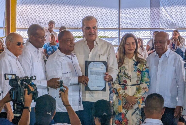 Abinader entrega 819 títulos de propiedad en Esperanza – #DeInteres   #FVDigital