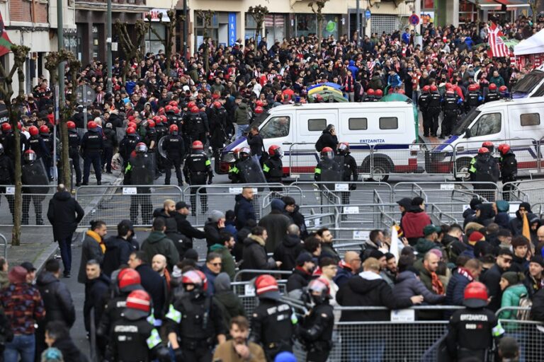 Catorce detenidos y quince ertzainas heridos antes y después del partido entre Athletic y Roma