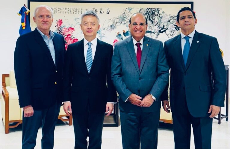 Embajador de China recibe visita de empresario automotriz dominicano