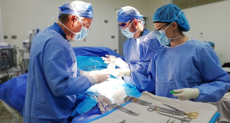 Moscoso Puello coloca 9 implantes de pene