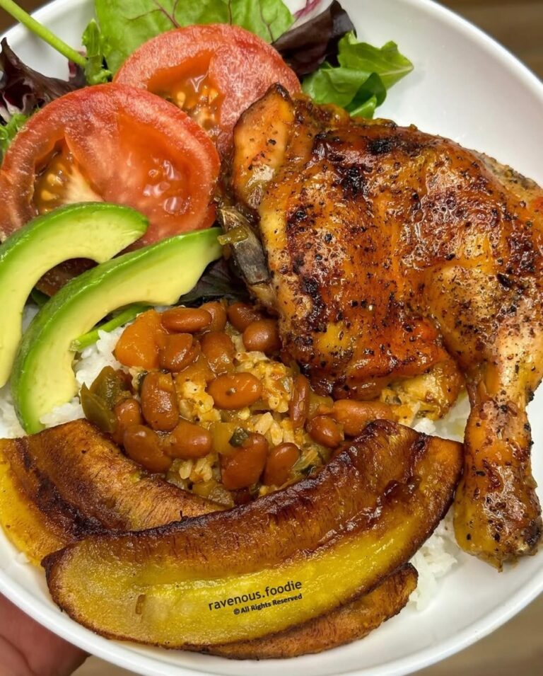 Comida de las 12: Arroz, habichuelas, pollo, ensalada, plátano maduro y aguacate   #FVDigital