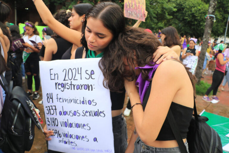 Mujeres se visten de negro en la mayor región de Bolivia #FVDigital