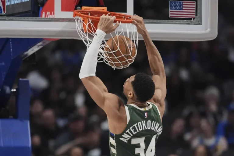 Antetokounmpo y Lillard lideran a los Bucks en triunfo 132-117 sobre unos Mavericks mermados