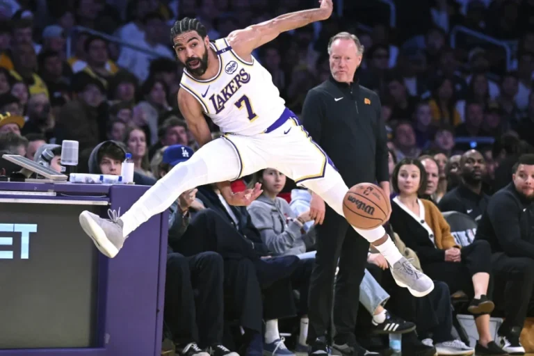Los Lakers rompen racha de cuatro derrotas con triunfo sobre los Suns