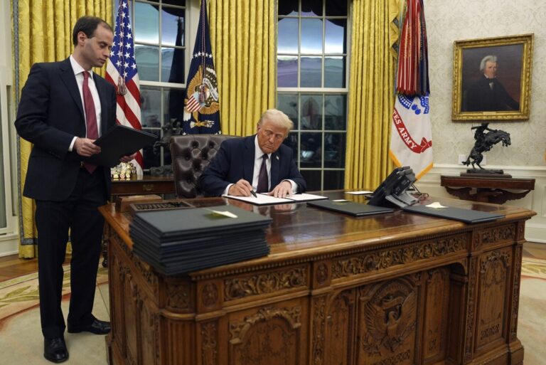 Trump firma orden para modificar programa de perdón de préstamos estudiantiles