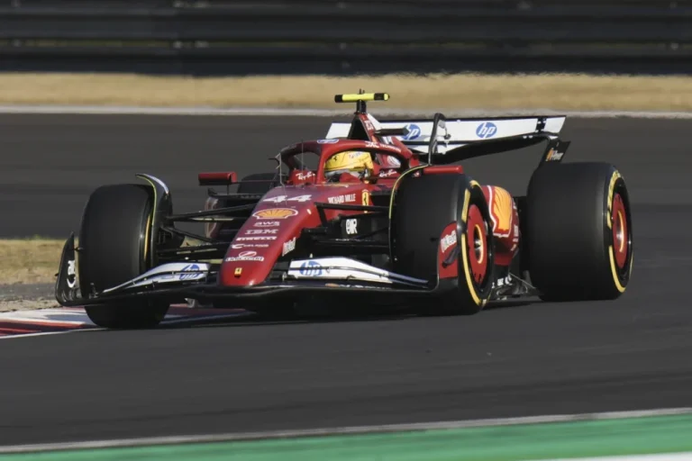 Lewis Hamilton gana la pole para el sprint en China tras un decepcionante debut con Ferrari