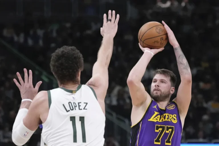 Bucks superan los 45 puntos de Doncic y rompen racha de tres derrotas con victoria sobre Lakers