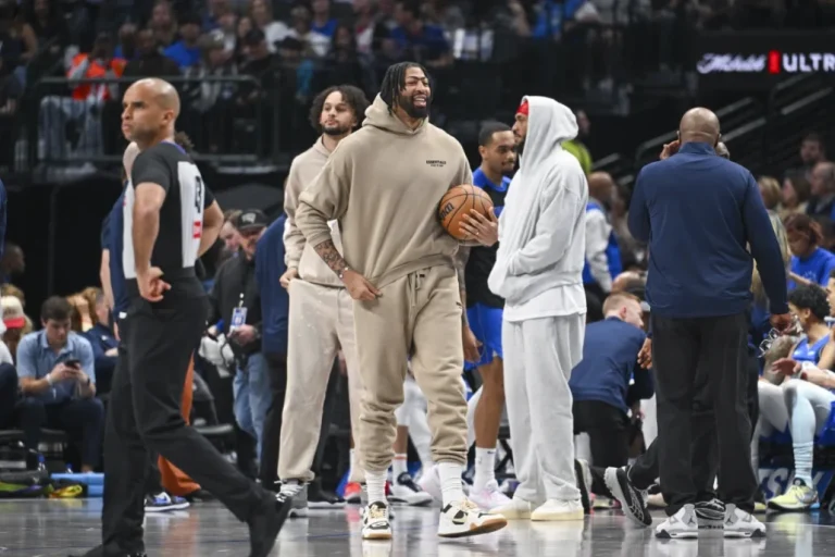 Anthony Davis regresa a la acción con los Mavericks tras seis semanas de ausencia