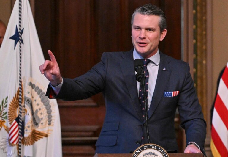 Periodista fue accidentalmente incluido en chat sobre ataques de Trump a hutíes de Yemen