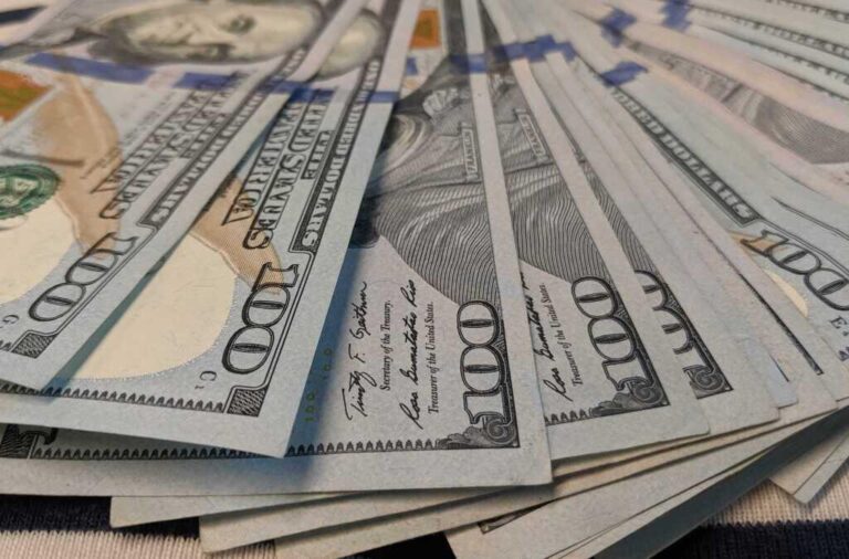 El dólar se cambia este viernes para la venta a RD$62.77