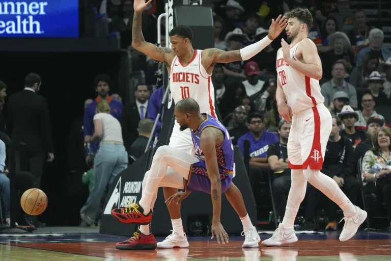 Rockets aplastan 148-109 a Suns mientras Durant sale por lesión en el tobillo