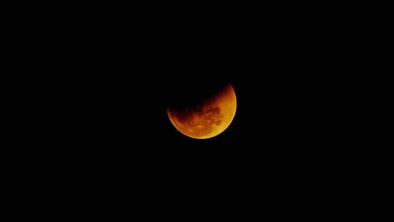Esta noche tenemos eclipse de Luna y con él un fenómeno rodeado de pánico y supersticiones: la “Luna de sangre” #FVDigital