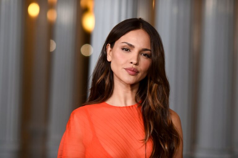 Eiza González deslumbra con su estilo al asistir al show de Kelly Clarkson