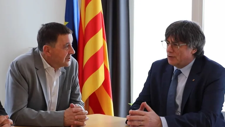 #Mundo:Puigdemont y Otegi se reúnen en Waterloo para hablar del “nuevo contexto geopolítico” y de la UE