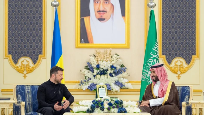 el-presidente-de-ucrania-volodimir-zelenski-con-el-principe-heredero-de-arabia-saudi-mohamed-bin-sal.webp
