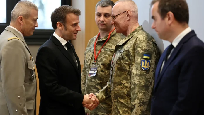 el-presidente-frances-emmanuel-macron-estrecha-la-mano-del-coronel-general-ruslan-khomchak-primer-se.webp
