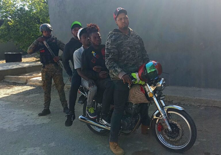 El Ejército apresa a 25 haitianos indocumentados y a tres dominicanos que le transportaban