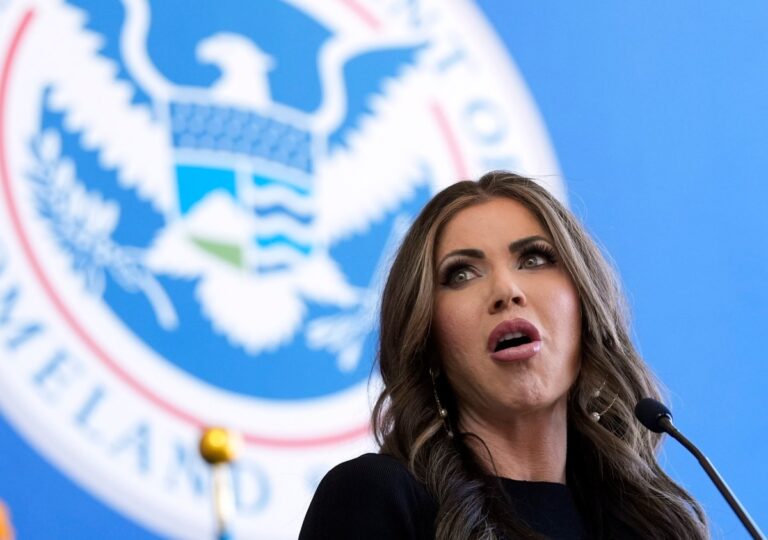 Kristi Noem llamó “criminales” a trabajadores de ICE que filtraron redadas contra migrantes