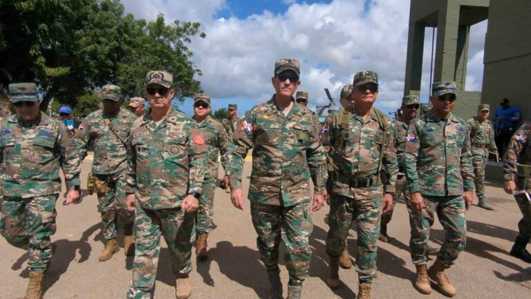 Ministro de defensa recorre la frontera