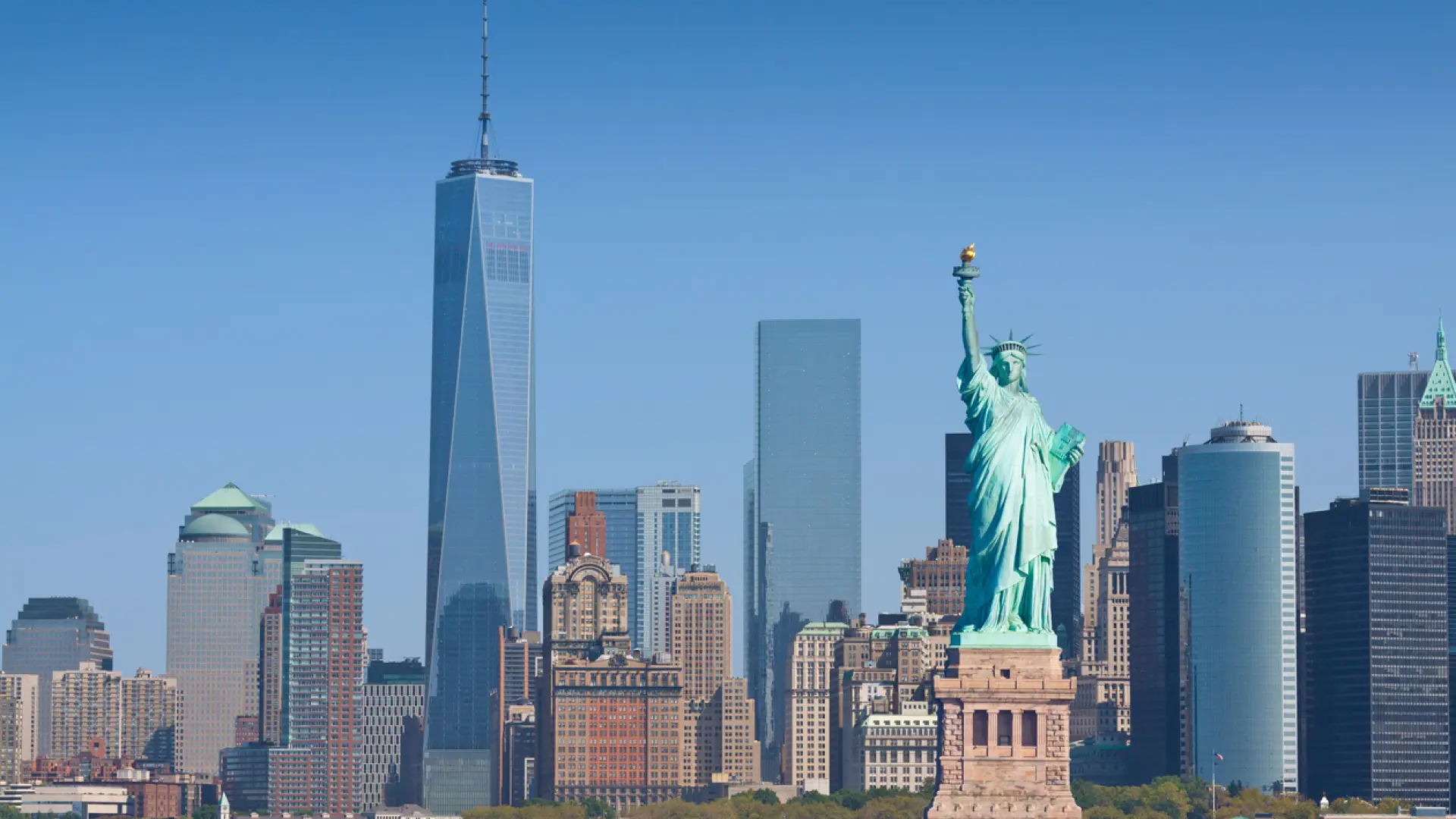nueva-york-skyline-estatua-de-la-libertad-con-el-world-trade-center-istock-514933979.jpeg