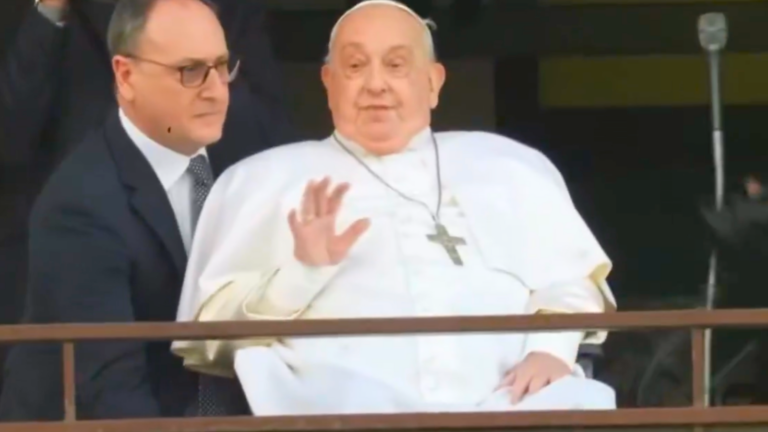 Papa Francisco aparece en público (video) – #DeInteres   #FVDigital