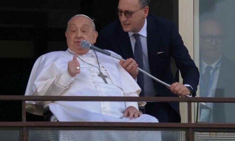 El papa Francisco fue dado de alta y reapareció para saludar a sus fieles