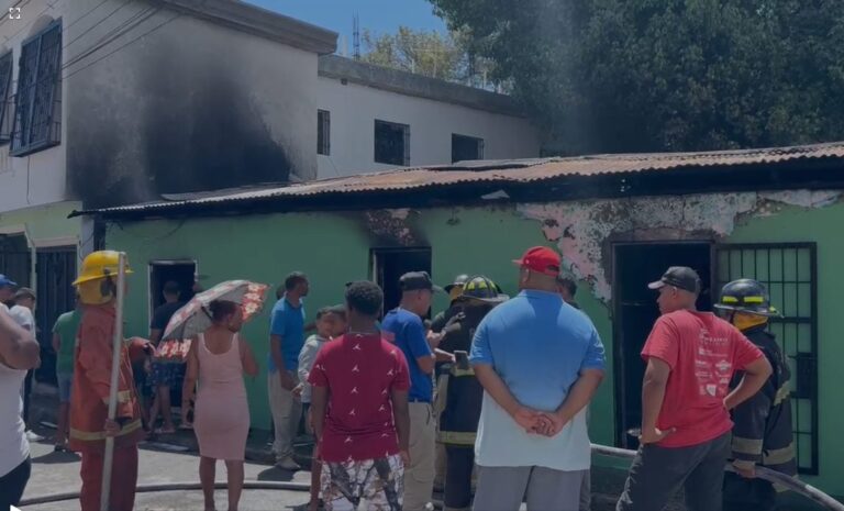 Incendio deja a dos familias sin hogar en Azua