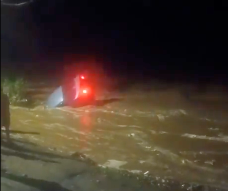 Río se traga carro en La Vega (video) – #DeInteres   #FVDigital