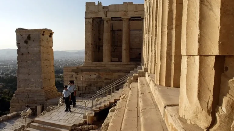 #Mundo:Detenido un alemán que intentó abandonar Grecia con una columna antigua en su coche