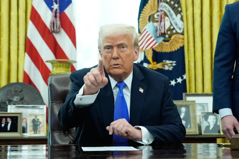 Trump mantiene que impondrá aranceles en abril pero contempla «flexibilidad»