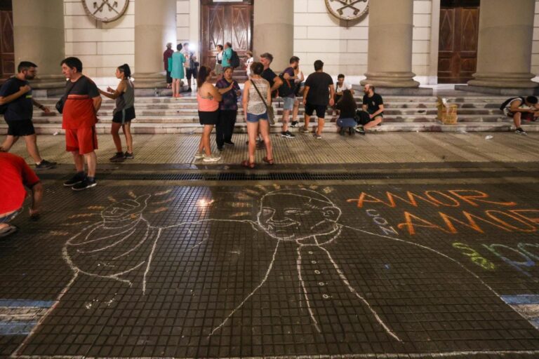 Marcha de antorchas en Buenos Aires para pedir por la salud del papa Francisco