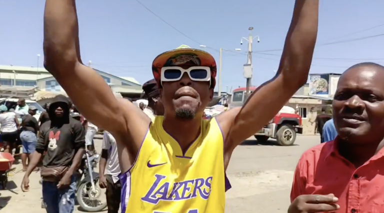 Haitianos tratan de echarle manos al exsenador Michel (video) – #DeInteres   #FVDigital