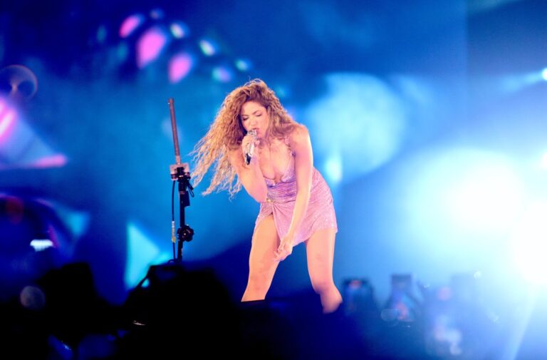 Shakira rompe en llanto tras cantar “Antología” durante tercer concierto en CDMX