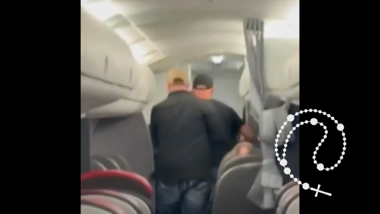 Tipo se traga un rosario y empieza a repartir golpes durante un vuelo – #DeInteres   #FVDigital