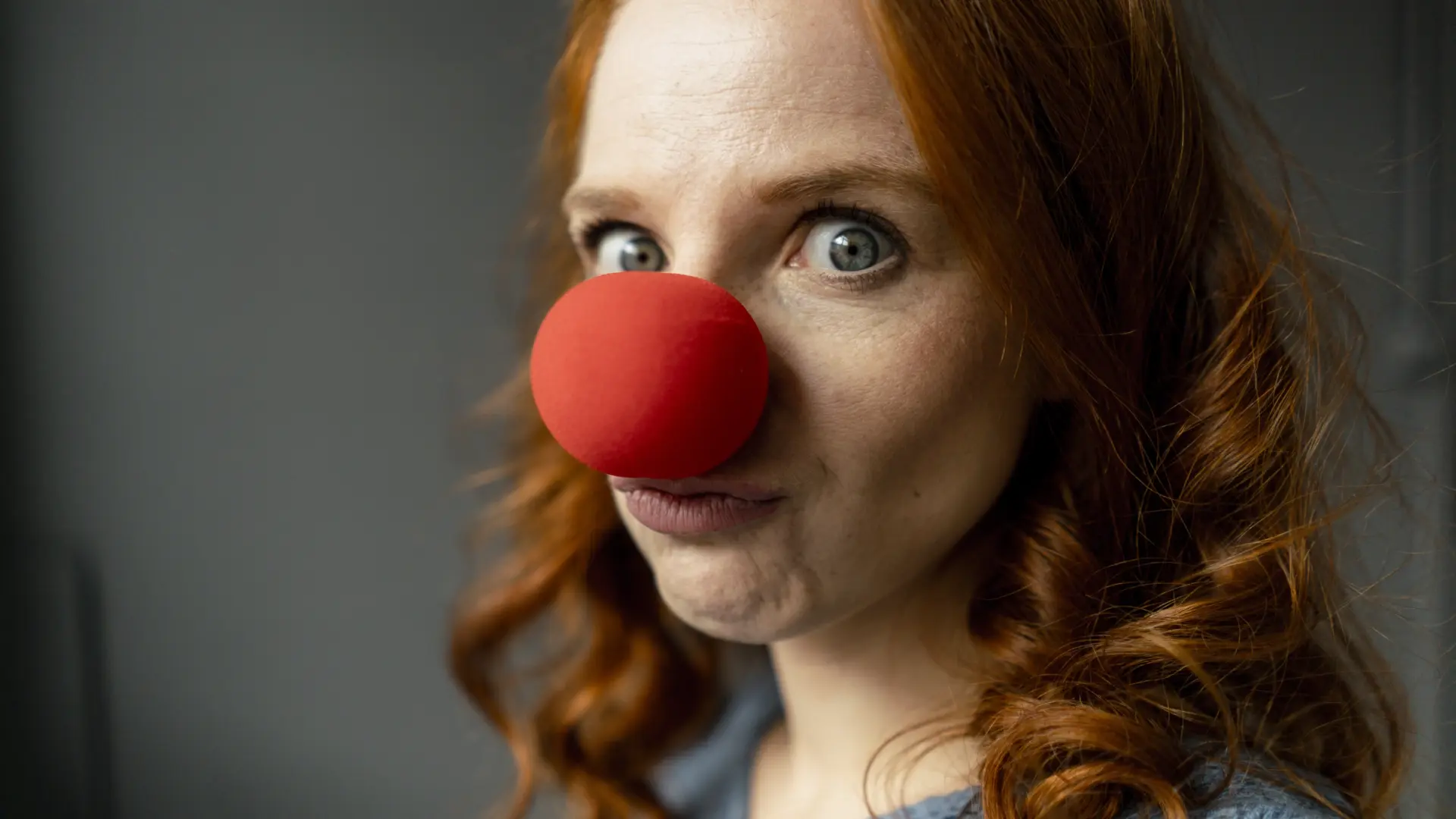 una-mujer-con-la-nariz-roja-de-payaso.jpeg