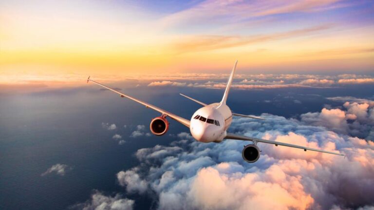 Arrestan a mujer tras desnudarse durante un vuelo con destino a Phoenix