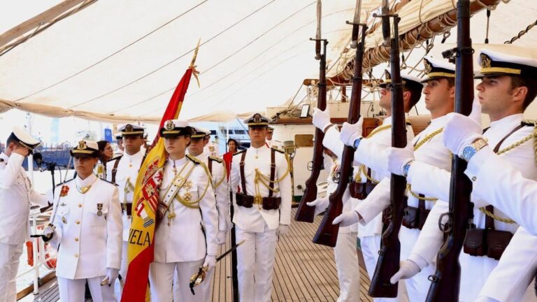 La princesa Leonor llega a Punta Arenas, en Chile, tras un viaje de instrucción militar
