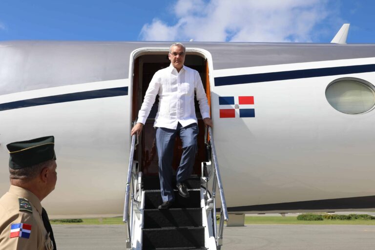 Luis Abinader regresa al país tras participar en cumbre en Washington