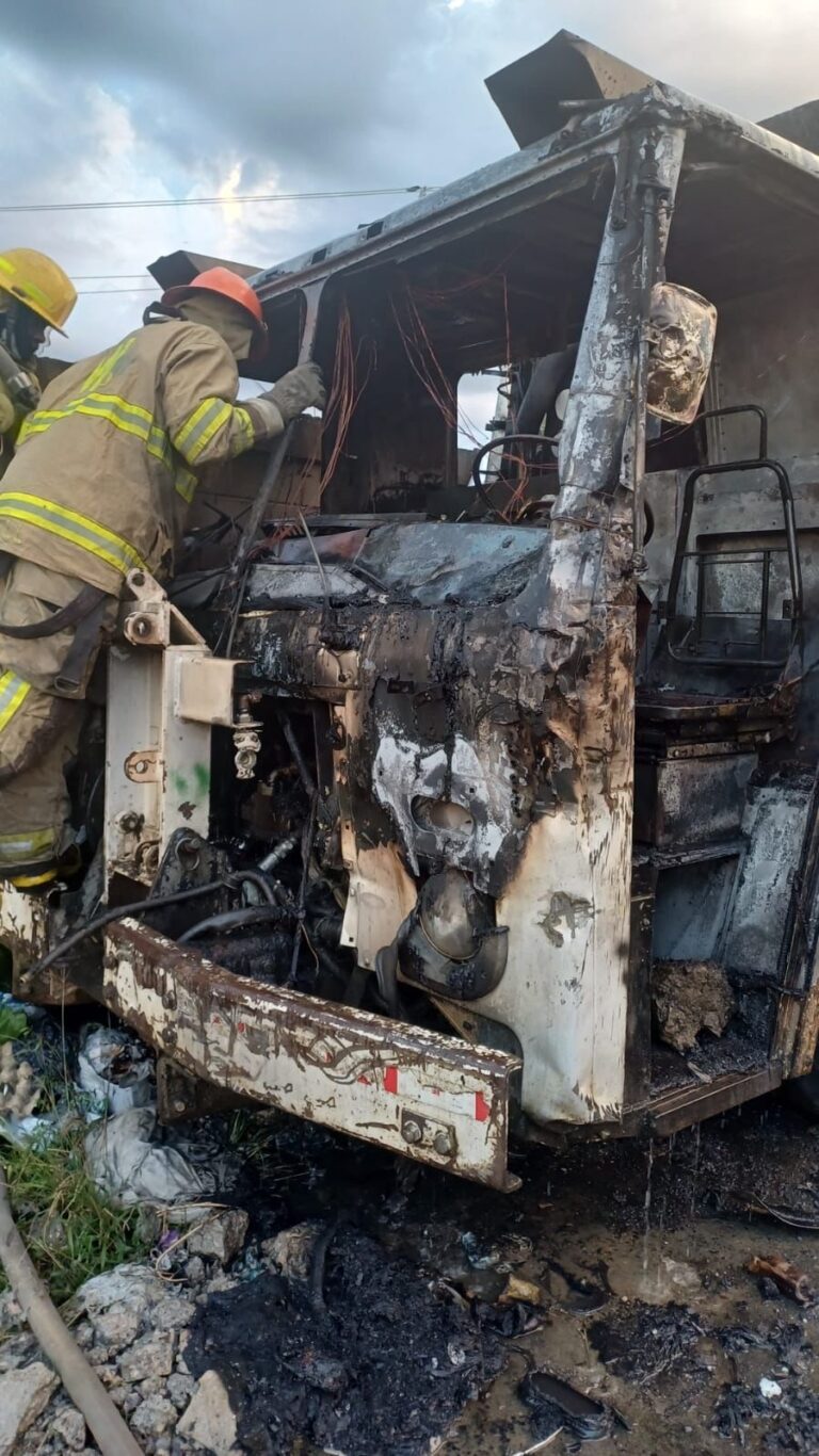 Incendian camión recolector de basura en residencial Don Miguel, Pantoja