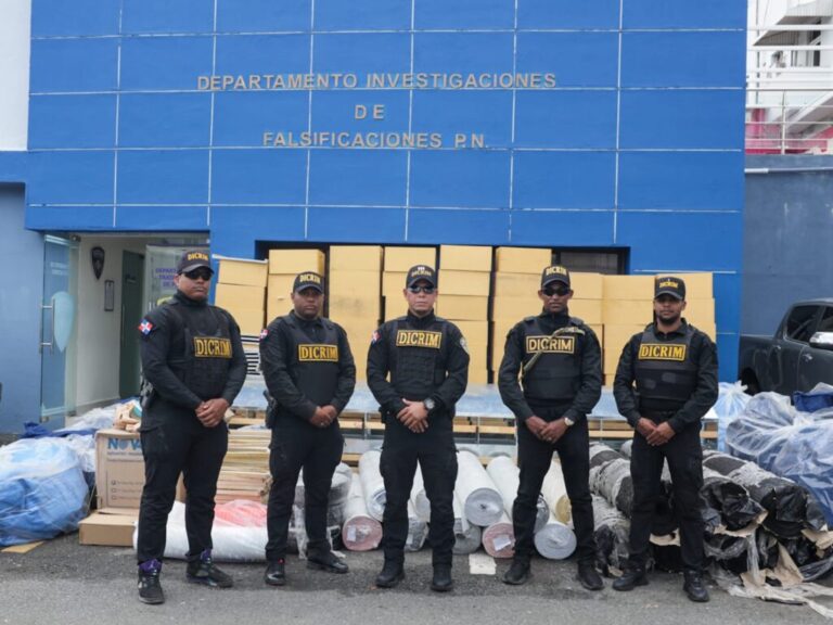Policiales: PN apresa a tres personas en flagrante delito por estafa con cheques falsos y recupera mercancía valorada en cientos de miles de pesos