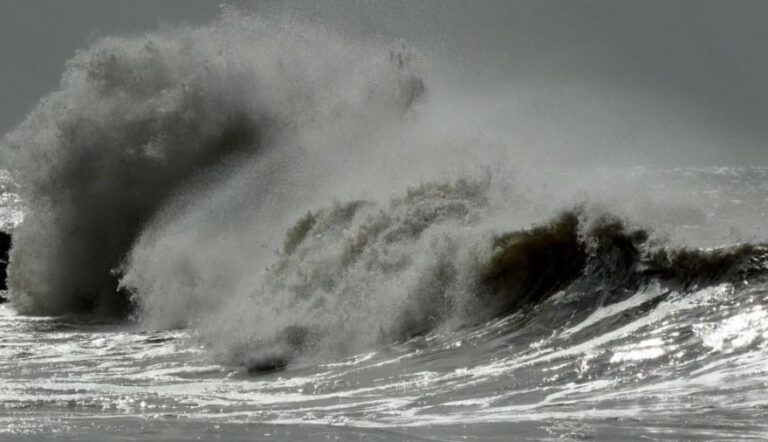 COE advierte oleaje sigue anormal por fuertes vientos