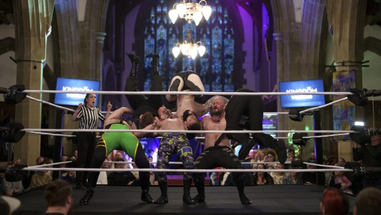Con lucha libre en el altar iglesia en Reino Unido atrae a feligreses