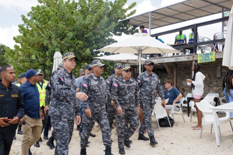 Policiales: Director general PN realiza de manera exitosa jornada de supervisión de patrullaje preventivo en el Este durante asueto de Semana Santa 2025