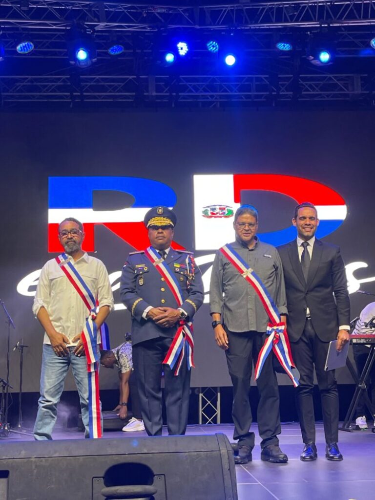 El COE, Bomberos y Defensa Civil reciben reconocimiento #FVDigital