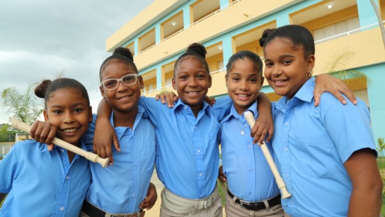 Ministro de Educación garantiza docencia a niños dominicanos