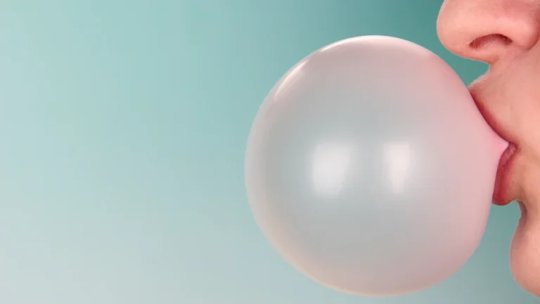 Masticar chicle podría exponer a microplásticos al cuerpo humano