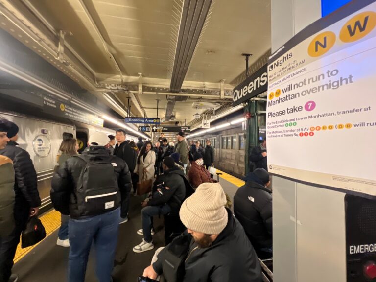Usuarios del metro cuestionan la forma en que la MTA informa sobre cambios en el servicio